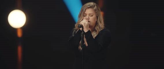 Kelly Clarkson on Country Music News Blog