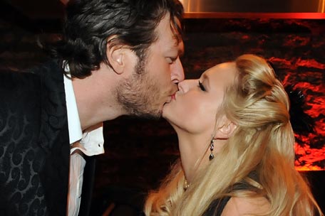miranda lambert and blake shelton kissing. Miranda Lambert and Blake